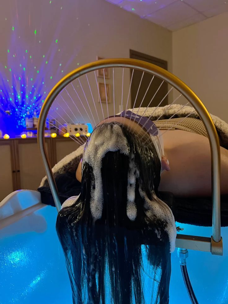 Tratamento de Head Spa com luzes